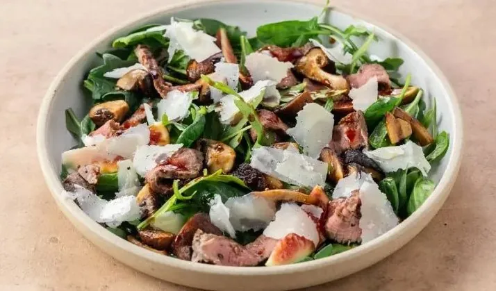 Beef tenderloin salad with figs, mushrooms and shaved parmesan